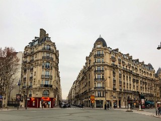 Fototapeta na wymiar street in Paris with old buildings 