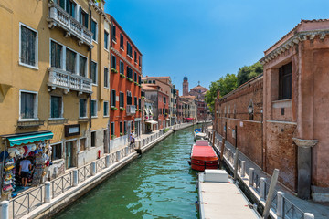 Fototapeta na wymiar Farbenfrohe Stadt Italiens - Venedig mit Kanal und Booten