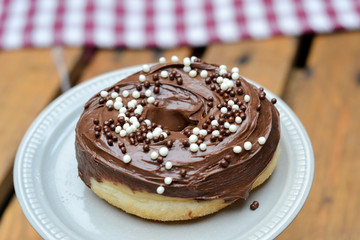 donut de chocolate con cubierta de cereal