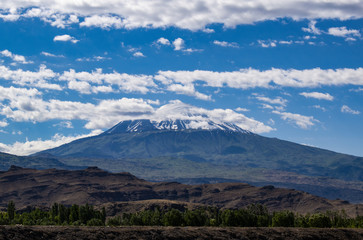 Obraz premium Breathtaking view of Mount Ararat, Agri Dagi, the highest mountain in the extreme east of Turkey accepted in Christianity as the resting place of Noah's Ark, a snow-capped and dormant compound volcano