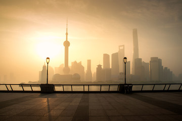 Paysage urbain de la ville de Shanghai le matin à la zone commerciale du quartier des affaires et des finances de Luajiazui à Shanghai, en Chine.