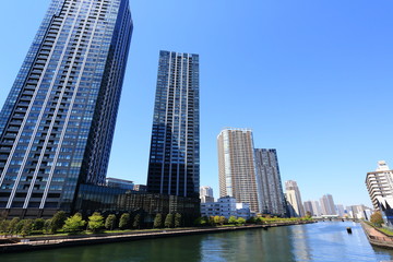 Fototapeta na wymiar 豊洲運河沿いに建ち並ぶ高層マンション群