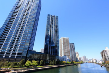 Fototapeta na wymiar 豊洲運河沿いに建ち並ぶタワーマンション群