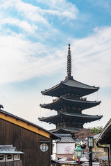 Fototapeta premium 古都京都 八坂の塔と東山の町並み