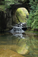 Fototapeta na wymiar 濃溝の滝　亀岩の洞窟