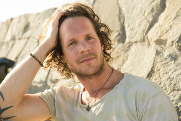 potrait von einem jungen mann am meer