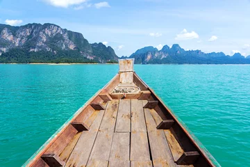 Deurstickers Turquoise Groothoek van houten boot in meer en kalksteenbergen