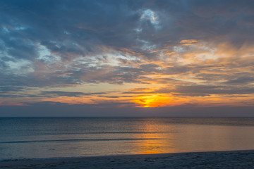 Naklejka na ściany i meble Siluette sunset at the beach