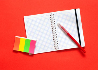 Closeup front view multicolor blank notepad message sticky notes letter size sheet marker red background empty text important events home office school