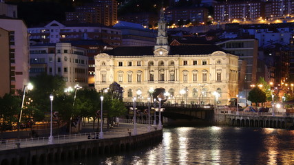 Fototapeta na wymiar Bilbao en noche de primavera con hermoso clima caminado para apreciar su iluminación