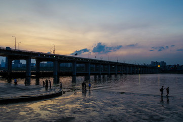 Obraz premium 夕暮れの漢江