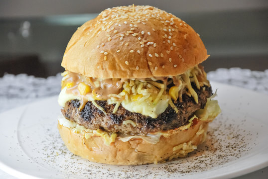 Delicosa hamburguesa de 250 gr de carne con maizitos lechuga papa fosforito queso doble crema y tocineta con salsa rosada