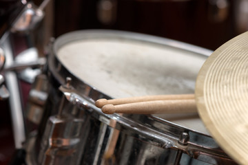 Obraz na płótnie Canvas close view of a pair drumstick on a snare drum