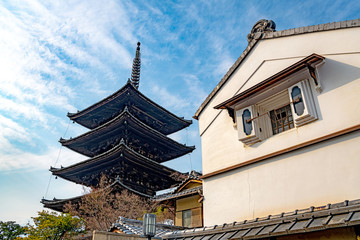 京都 八坂の塔と土蔵