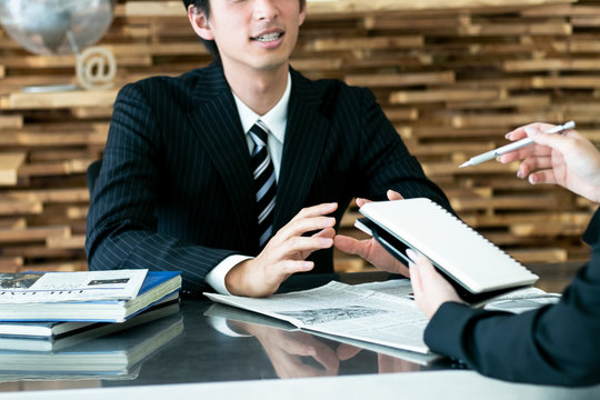 インタビューを受ける男性