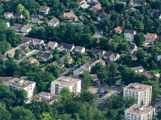 Fototapeta na wymiar vue aérienne d'un lotissement à Verneuil-sur-Seine dans les Yvelines en France