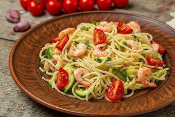 Pasta with shrimp and vegetables
