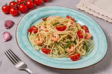 Pasta with shrimp and vegetables