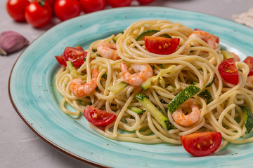 Pasta with shrimp and vegetables