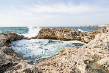 Fototapeta na wymiar Sea waves crashing against the rocks. Day