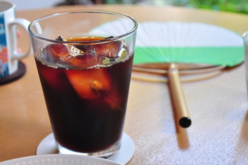 夏はアイスコーヒーとうちわで涼む
