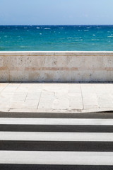 Marciapiede con strisce pedonali vista mare