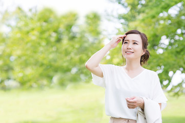 Fototapeta premium 新緑の中のビジネスウーマン