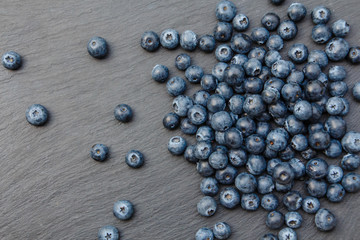 Heidelbeeren auf Schieferplatte