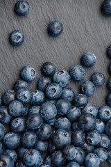 Heidelbeeren auf Schieferplatte