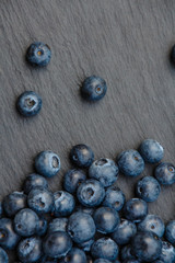 Heidelbeeren auf Schieferplatte