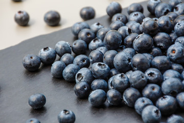 Heidelbeeren auf Schieferplatte