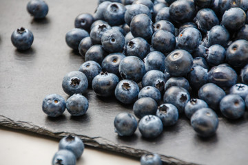 Heidelbeeren auf Schieferplatte
