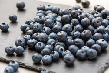 Heidelbeeren auf Schieferplatte
