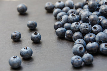 Heidelbeeren auf Schieferplatte