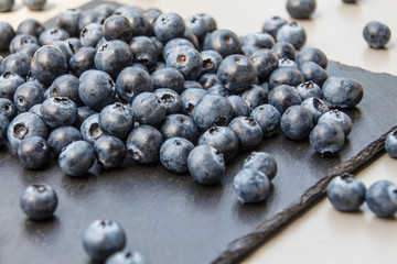 Heidelbeeren auf Schieferplatte