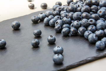 Heidelbeeren auf Schieferplatte