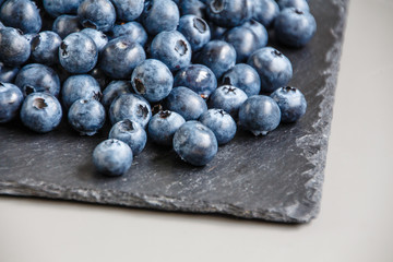Heidelbeeren auf Schieferplatte