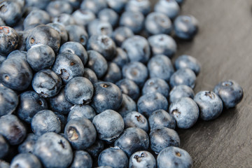 Heidelbeeren auf Schieferplatte