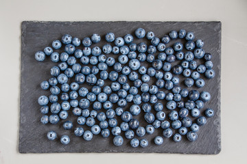 Heidelbeeren auf Schieferplatte