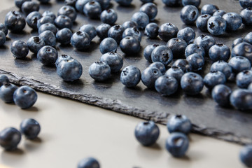 Heidelbeeren auf Schieferplatte