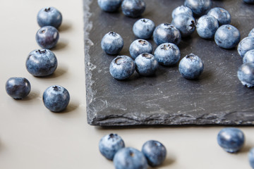 Heidelbeeren auf Schieferplatte