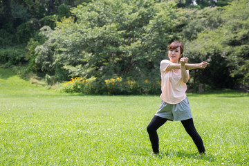 準備運動する女性