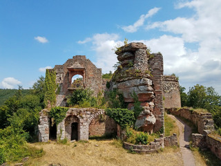 Fototapeta na wymiar Burg Neuscharfeneck in der Pfalz bei Gleisweiler