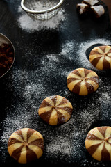 marmorierte gefüllte kekse mit puderzucker zum geburtstag, weihnachten und als geschenk