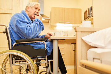 Senior Mann nimmt Tabletten in Seniorenwohnung