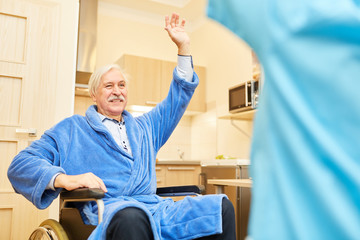 Senior Patient macht Ergotherapie Übung