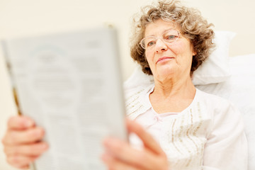 Frau als Patient liest eine Zeitschrift