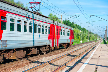 Obraz premium Electric train pulls up to the station platform