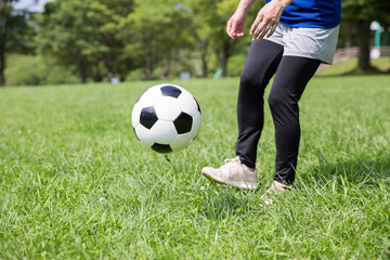 サッカーファンの女性 © buritora