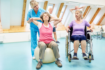 Physiotherapeutin hilft Senioren bei Reha